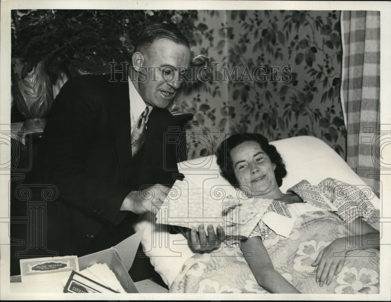 Load image into Gallery viewer, 1935 Press Photo Lee Nelson, field agent for the A, O, U, W lodge in Kansas
