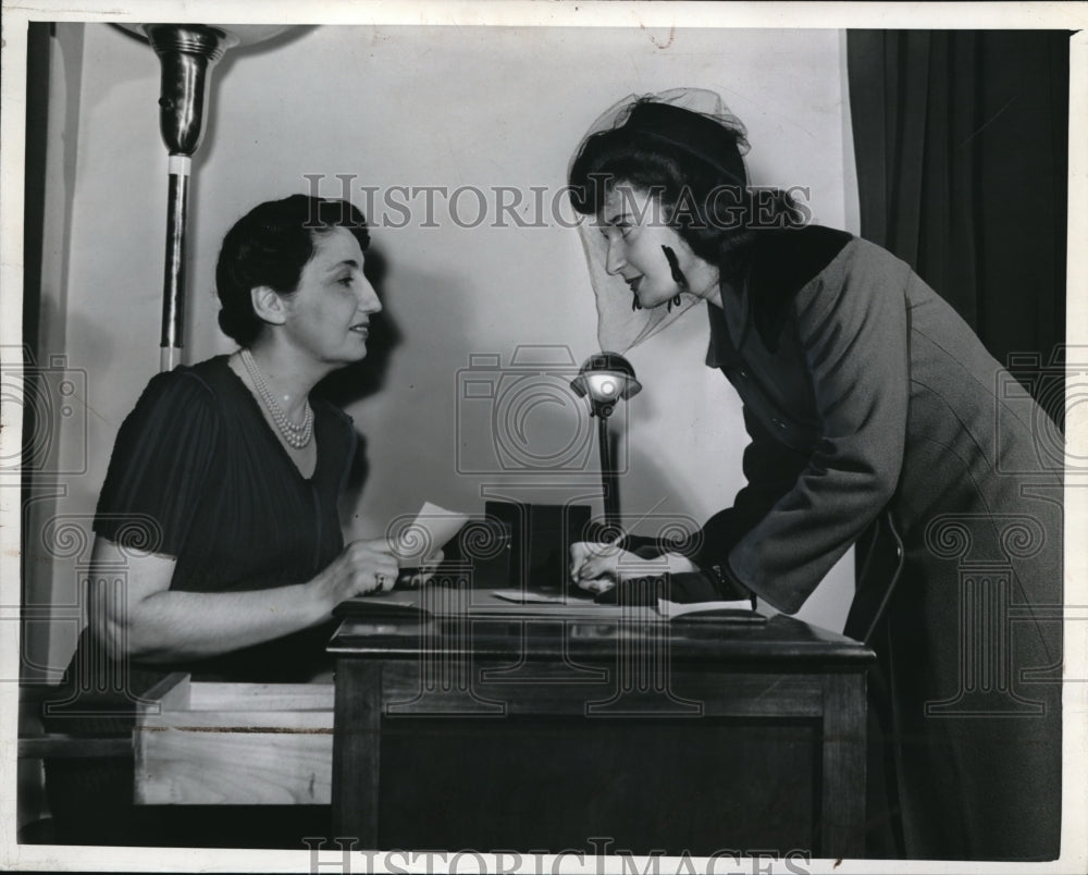 1943 Press Photo Alex Andun Jacki Lynn Registering Women's Page