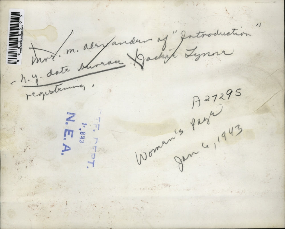 1943 Press Photo Alex Andun Jacki Lynn Registering Women's Page