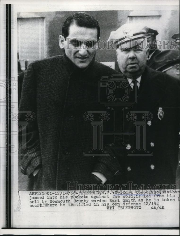 1966 Press Photo Dr Carl Coppolino and warden Earl Smith heading to court