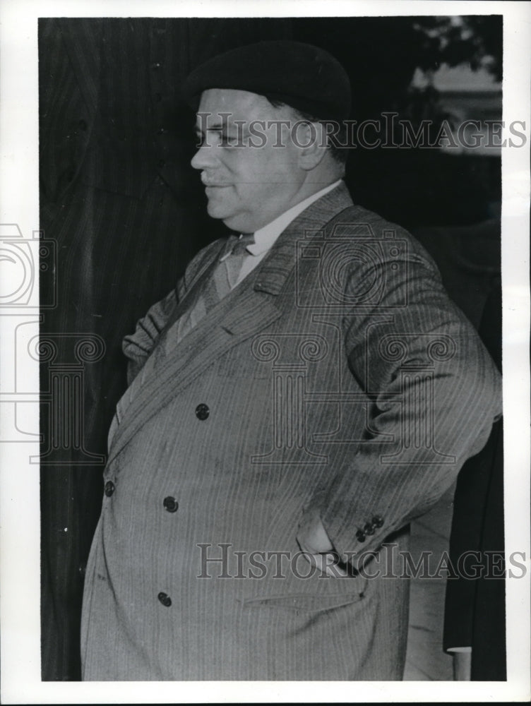 Load image into Gallery viewer, 1941 Press Photo Dr. Arthur Torrance with police detectives for killing of bride
