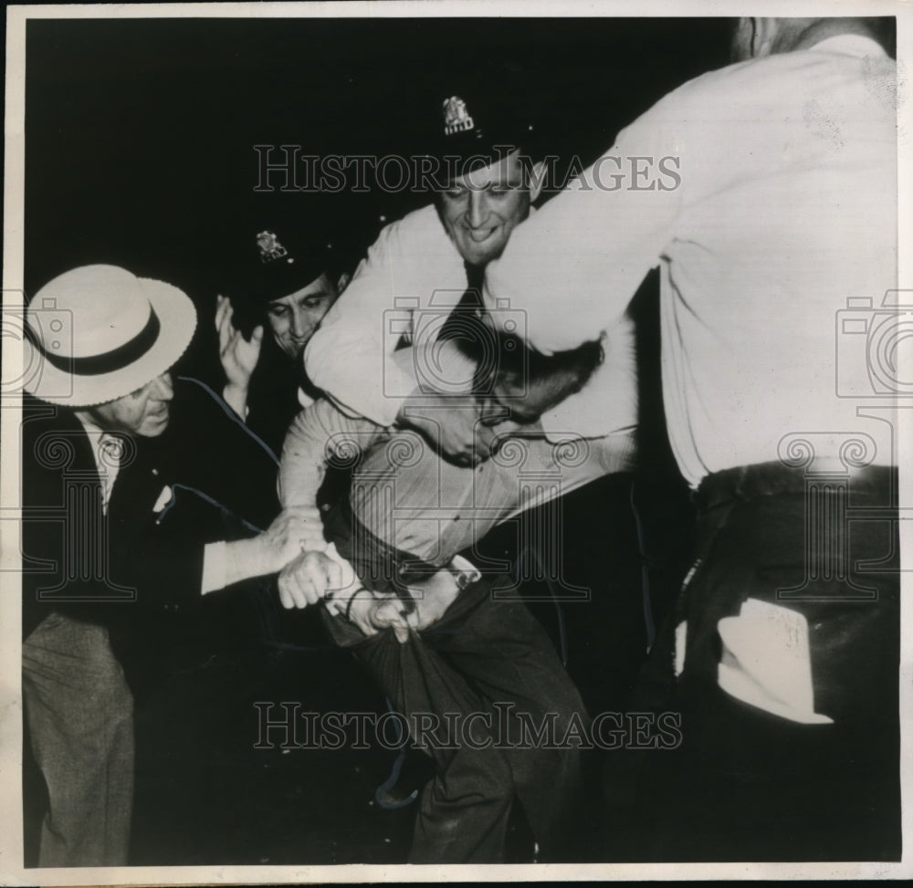 1947 Press Photo Hollis C. Tupper, battles police as they take him in custody at