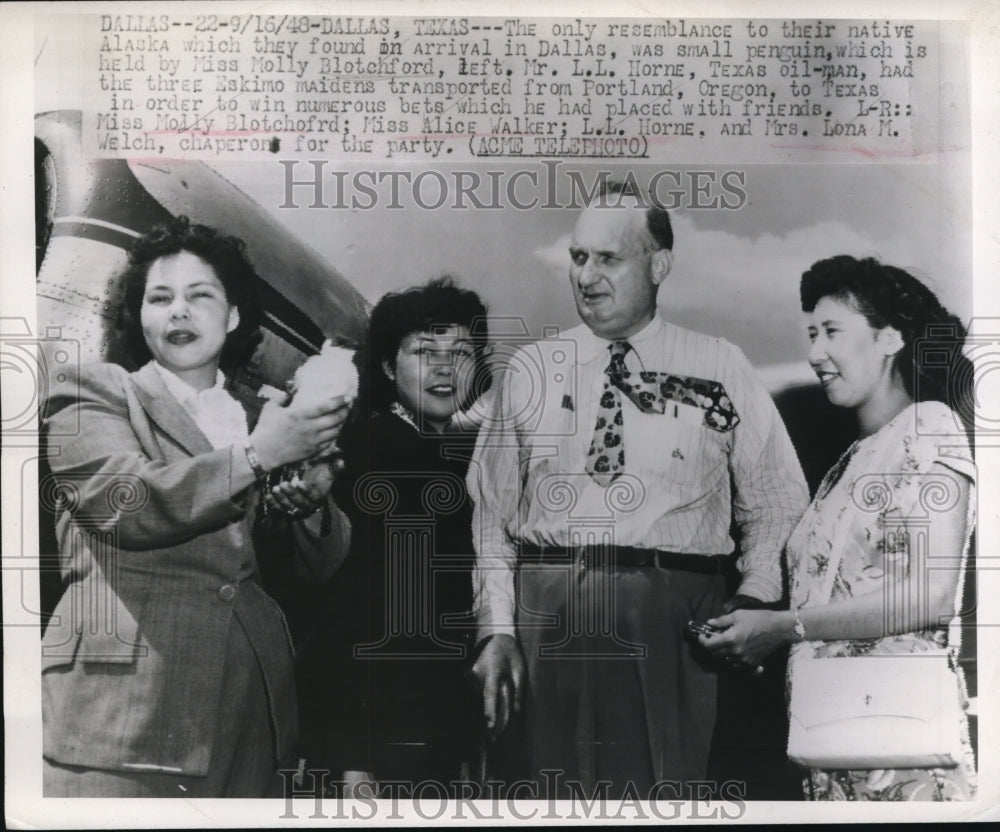 1948 Press Photo Mr. L.L. Horne Escorts Alaskan Women To Texas