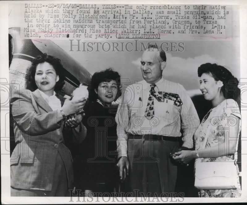 Load image into Gallery viewer, 1948 Press Photo Mr. L.L. Horne Escorts Alaskan Women To Texas
