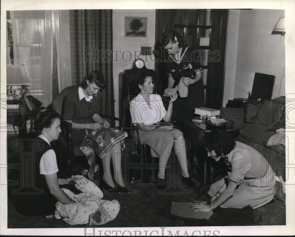 1942 Press Photo P. Cragman, L.U.Barger, H. Sprague, D. Keil & R. Ashbrooke sew