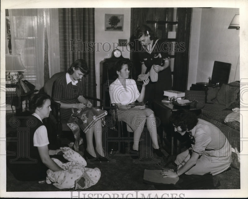 Load image into Gallery viewer, 1942 Press Photo P. Cragman, L.U.Barger, H. Sprague, D. Keil &amp; R. Ashbrooke sew
