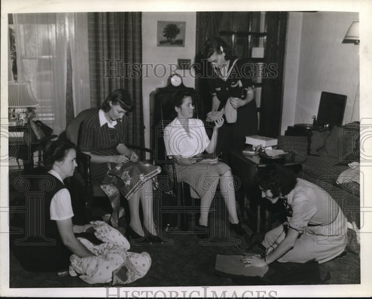 1942 Press Photo P. Cragman, L.U.Barger, H. Sprague, D. Keil & R. Ashbrooke sew