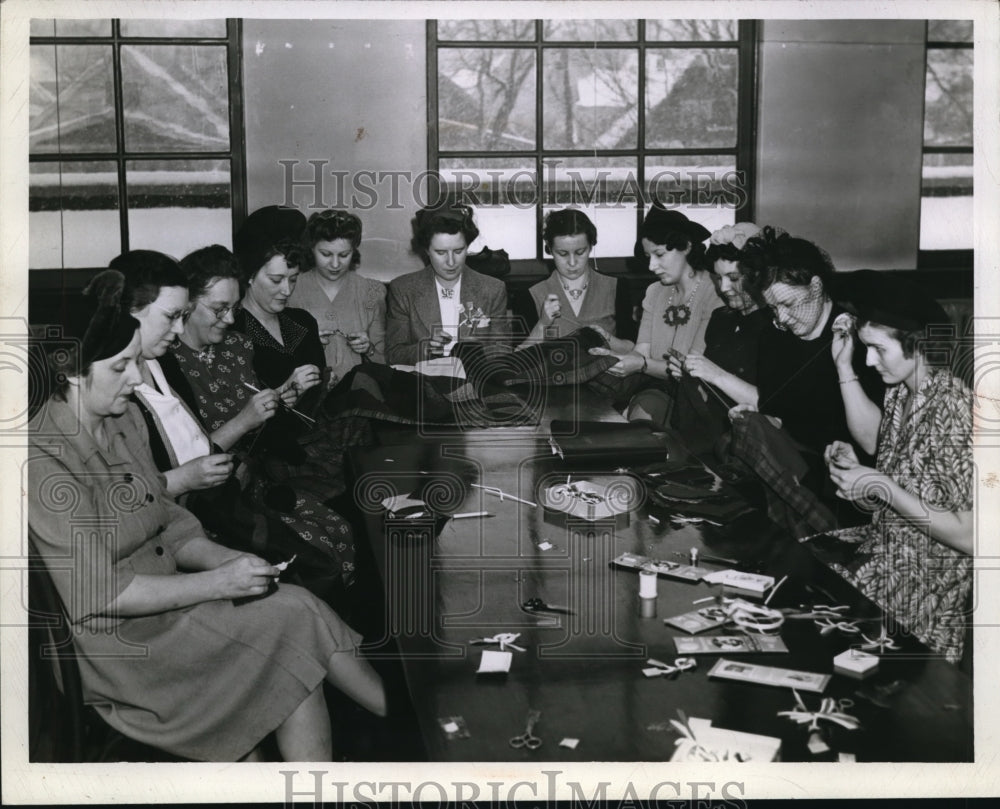 1943 Press Photo War Sewing Circle
