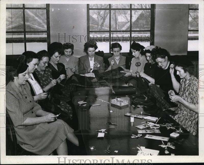 Load image into Gallery viewer, 1943 Press Photo War Sewing Circle
