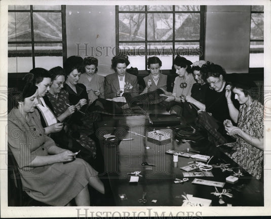 1943 Press Photo War Sewing Circle