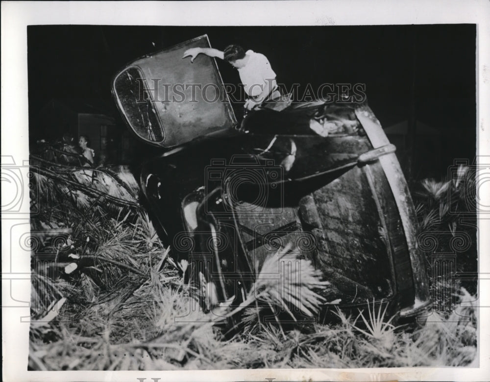 1947 Press Photo Car tossed 75 feet in Florida Hurricane