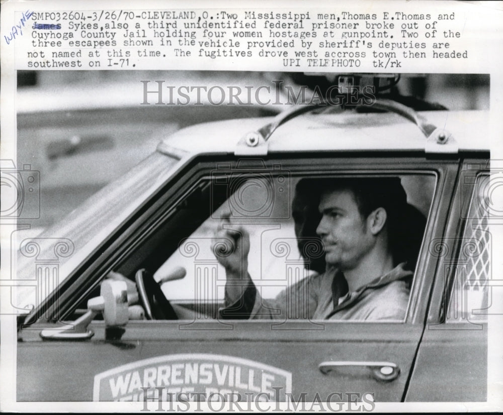 1970 Press Photo Police Deputy Provides Escape Vehicle For Fugitives