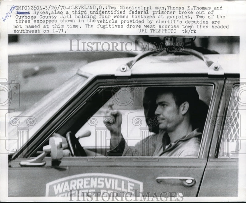 Load image into Gallery viewer, 1970 Press Photo Police Deputy Provides Escape Vehicle For Fugitives
