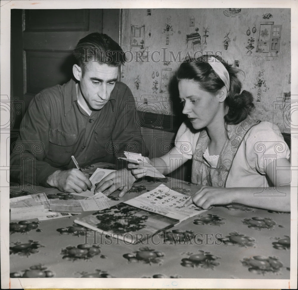 1952 Press Photo Norman Tincher And Mrs. Tincher Revisit Budget Before Strike