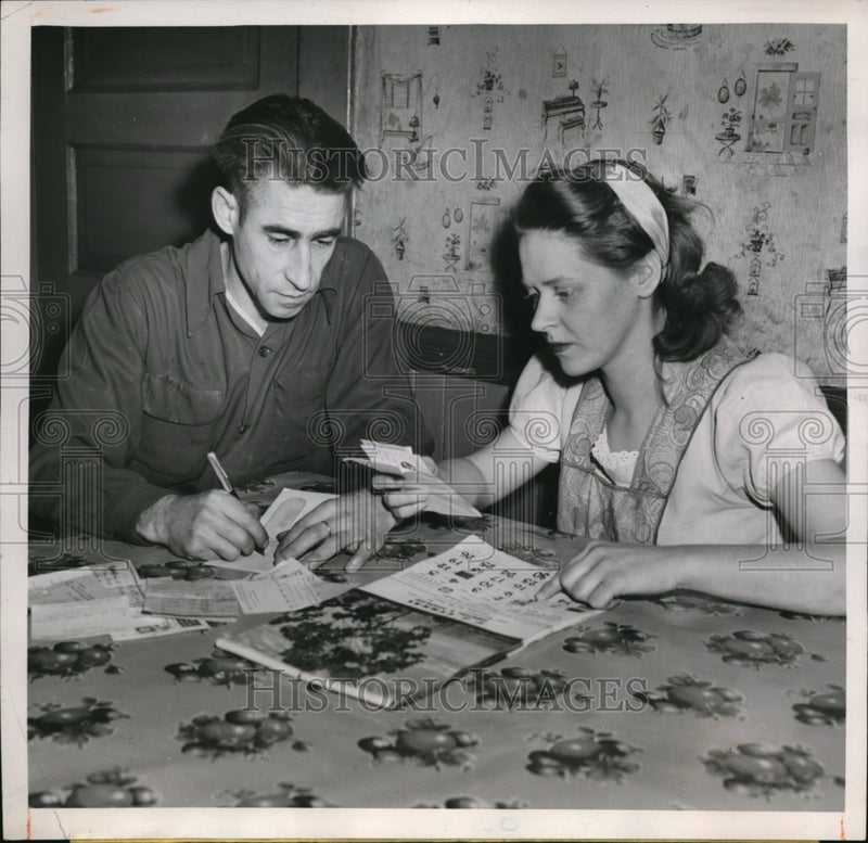 Load image into Gallery viewer, 1952 Press Photo Norman Tincher And Mrs. Tincher Revisit Budget Before Strike
