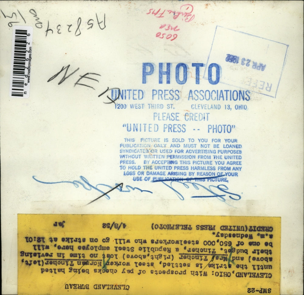 1952 Press Photo Norman Tincher And Mrs. Tincher Revisit Budget Before Strike