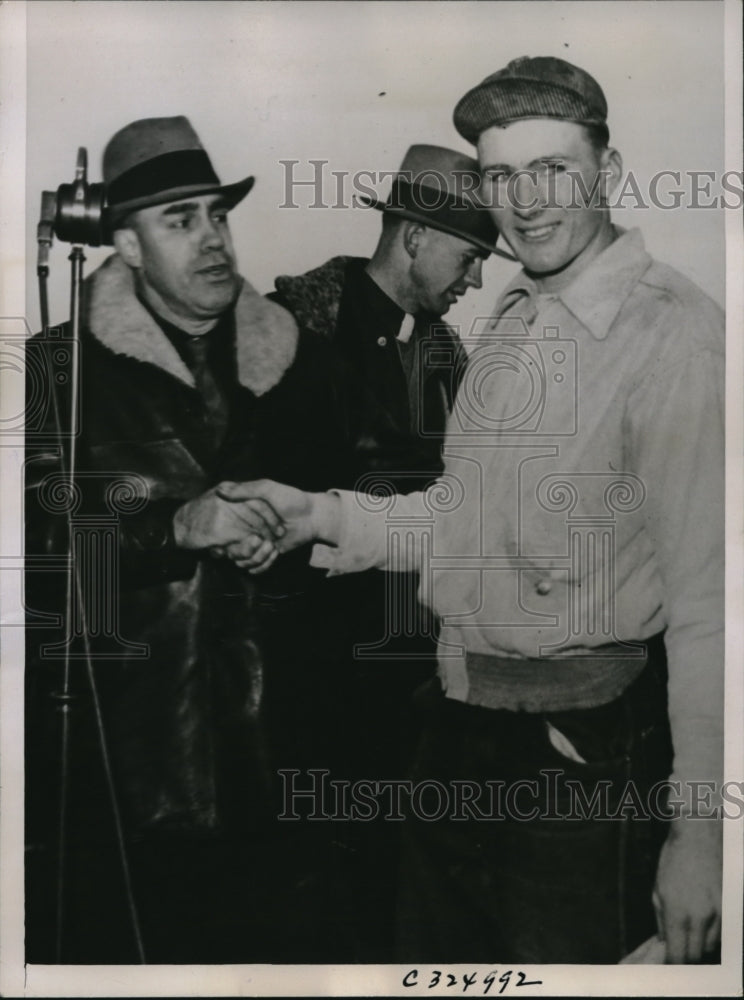 1935 Press Photo I. Baumann Champion Corn Husker congratulated by C.V. Gregory