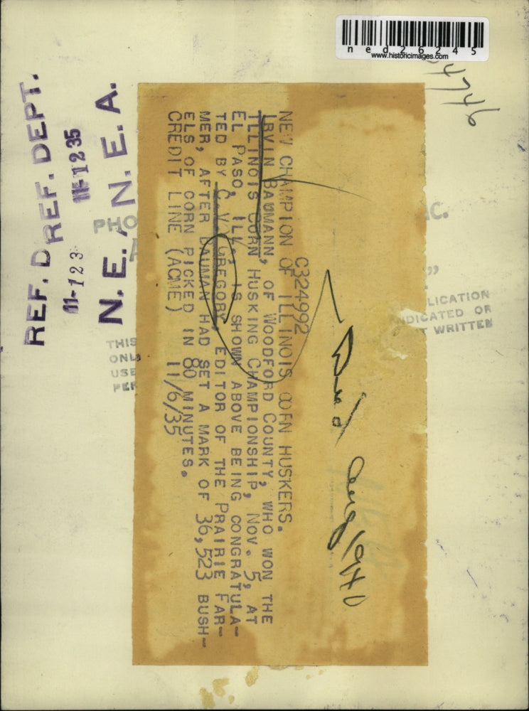 1935 Press Photo I. Baumann Champion Corn Husker congratulated by C.V. Gregory