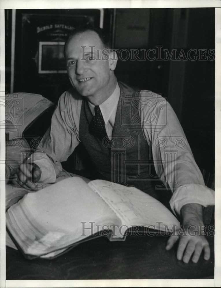 Load image into Gallery viewer, 1935 Press Photo James B. Broderick wins sweepstakes award
