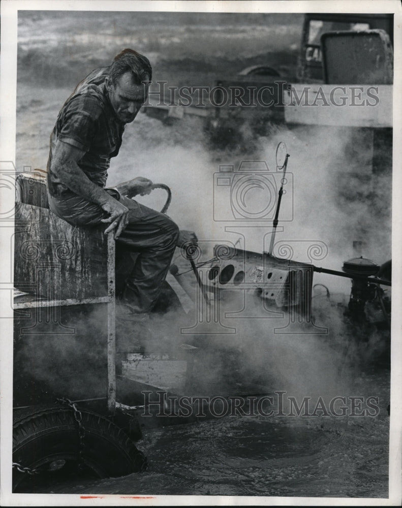 1969 Press Photo Three Hand Luke longs for solid ground during Swamp Buggy
