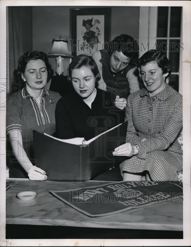 Load image into Gallery viewer, 1957 Press Photo Students M. Spencer, M. Mayher, C. Frum &amp; P. Crane plan party
