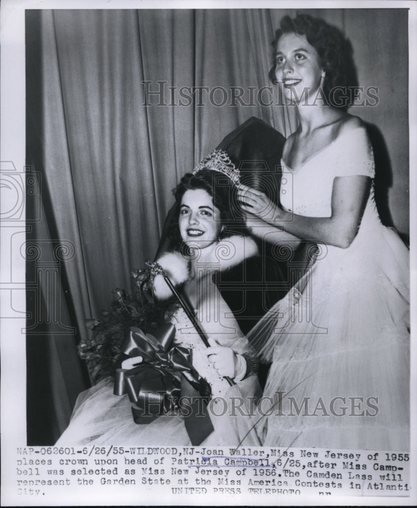 1955 Press Photo Joan Waller, Miss New Jersey of 1955 crowns on P. Campbell