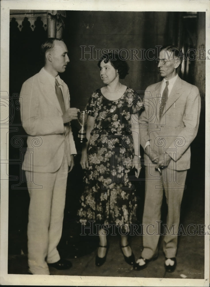 Load image into Gallery viewer, 1931 Press Photo James H. Gillis presents cup with Mr. &amp; Mrs. T.E. Winborn
