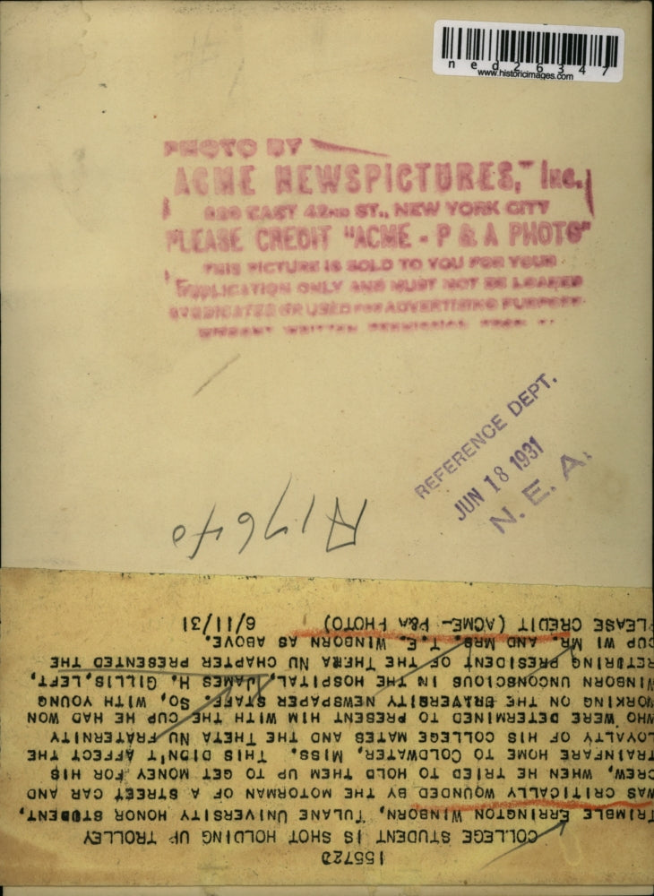 1931 Press Photo James H. Gillis presents cup with Mr. & Mrs. T.E. Winborn