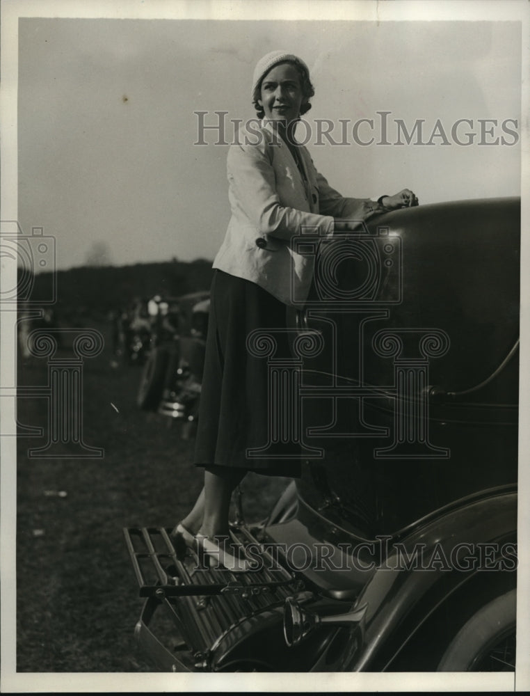 Load image into Gallery viewer, 1932 Press Photo Miss Rosemary Ward at Soldiers and Sailors Club Horse Show
