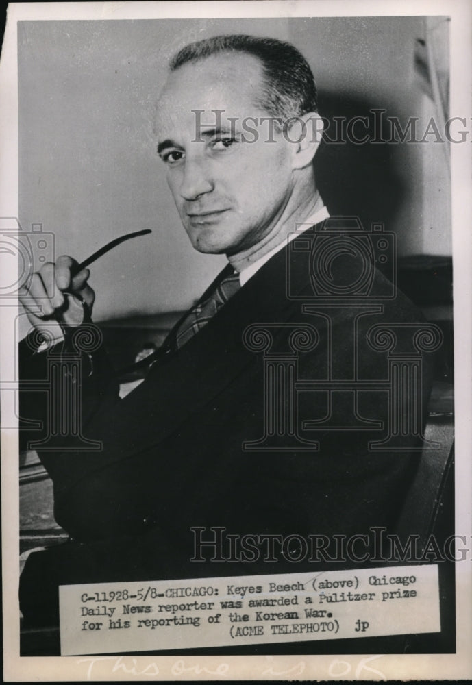 Load image into Gallery viewer, 1951 Press Photo Keyes Beech Chicago Daily News reporter awarded Pulitzer prize
