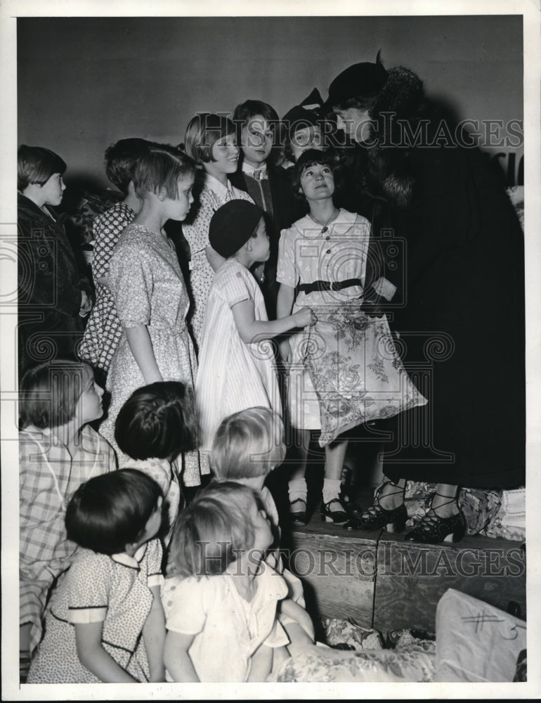 1935 Press Photo Mrs. Franklin D. Roosevelt distributes Christmas bag