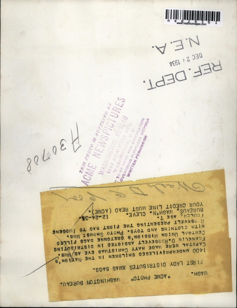 1935 Press Photo Mrs. Franklin D. Roosevelt distributes Christmas bag