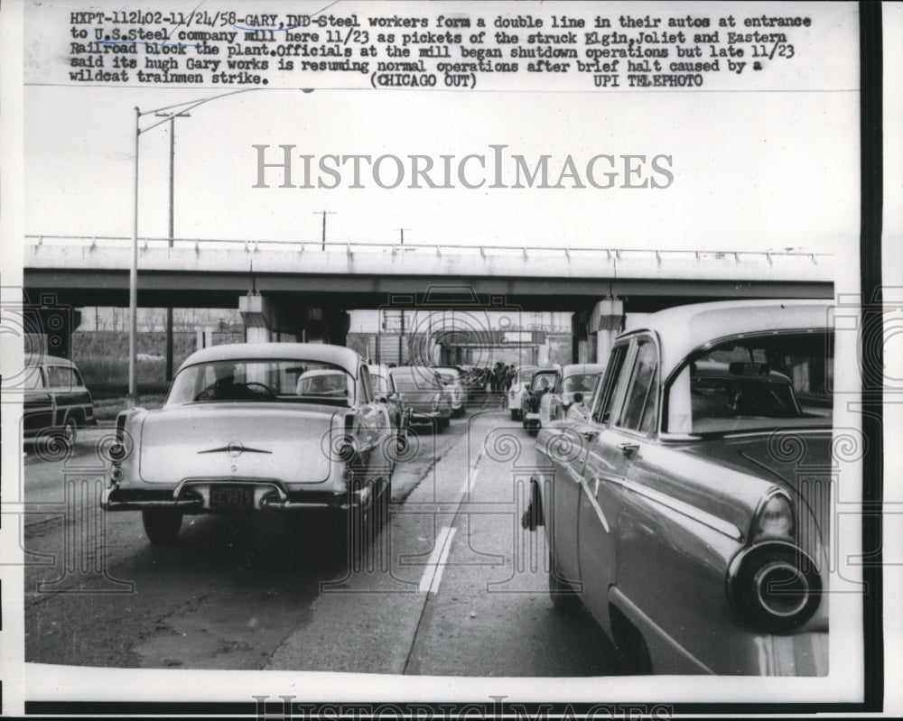 1958 Press Photo Steel workers form a double line in their autos