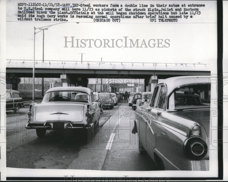 Load image into Gallery viewer, 1958 Press Photo Steel workers form a double line in their autos
