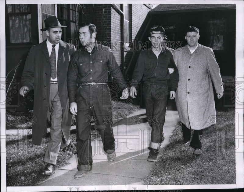 Load image into Gallery viewer, 1955 Press Photo Ed Kline and Charles Driscoll Escorted by Officers Arthur Kelly
