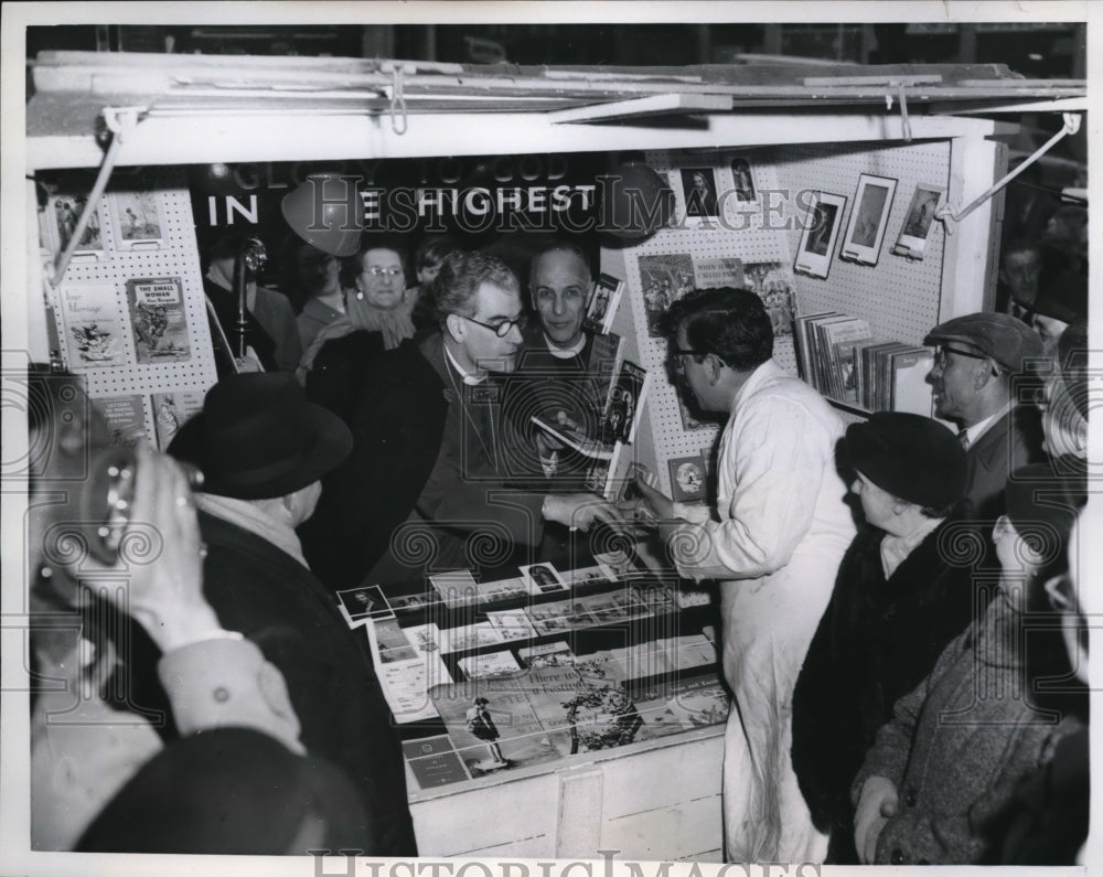 1960 Press Photo London The Bishop of Southwark Doctor Mervyn Stockwood sells