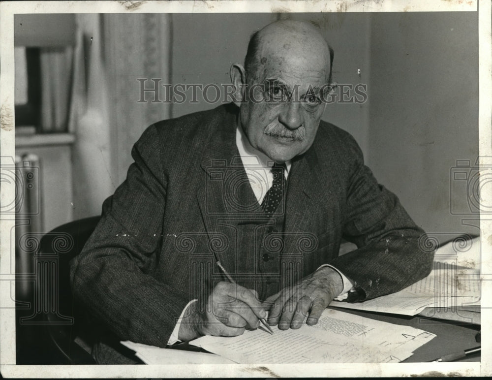 1931 Press Photo Sydney Y. Smith Shown at Desk in Washington D.C.