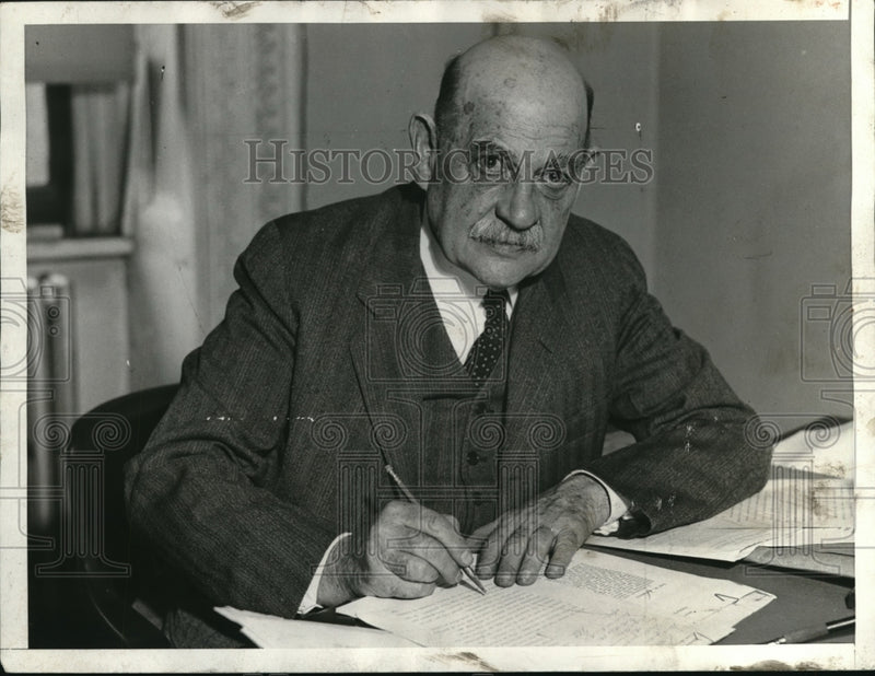 Load image into Gallery viewer, 1931 Press Photo Sydney Y. Smith Shown at Desk in Washington D.C.
