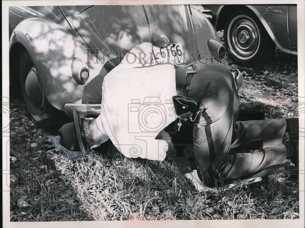 1965 Press Photo Deputy Richard Arniott does car inspection at Perry High School