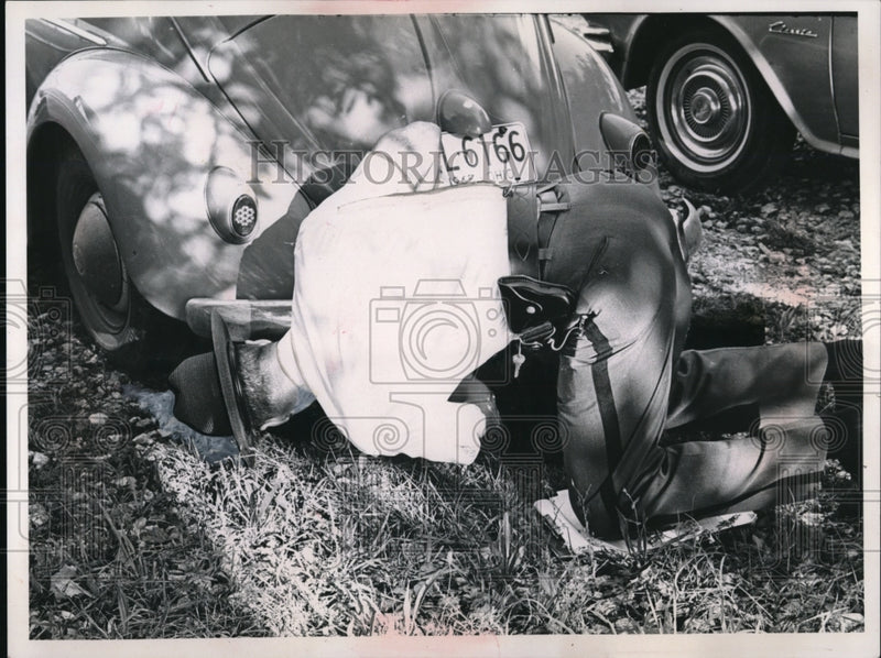 Load image into Gallery viewer, 1965 Press Photo Deputy Richard Arniott does car inspection at Perry High School
