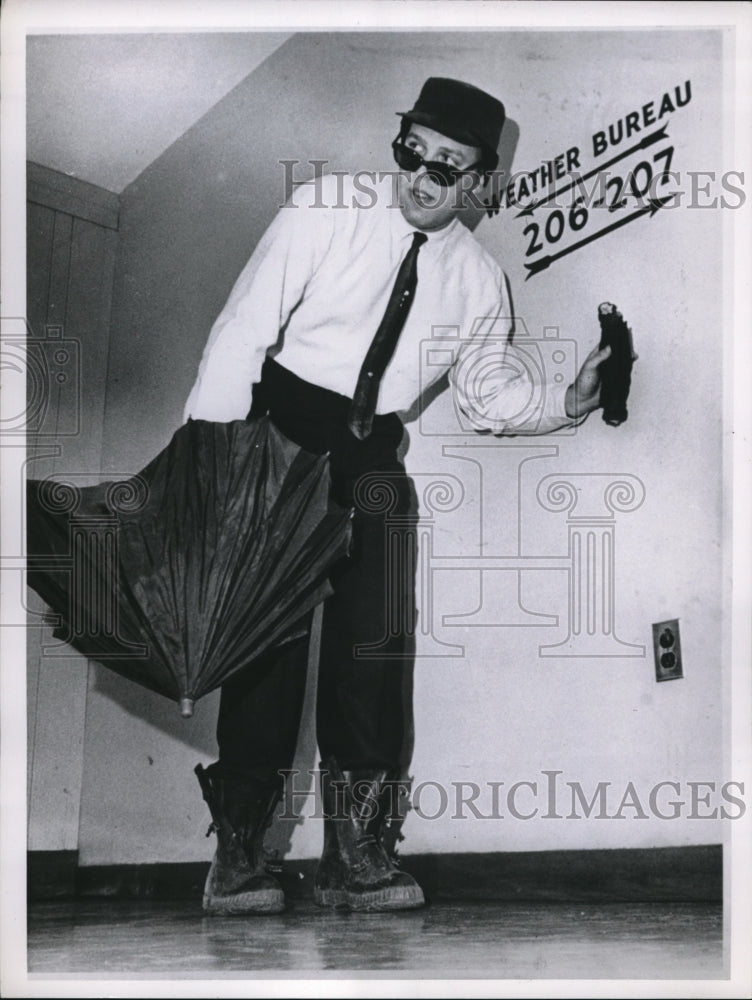 Load image into Gallery viewer, 1961 Press Photo Charlie Sprinkle Cleveland Weather Bureau Walking In From Rain
