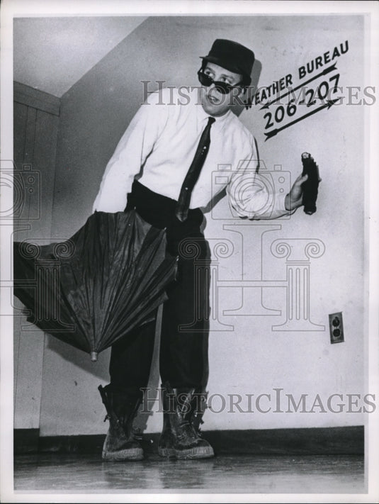 1961 Press Photo Charlie Sprinkle Cleveland Weather Bureau Walking In From Rain