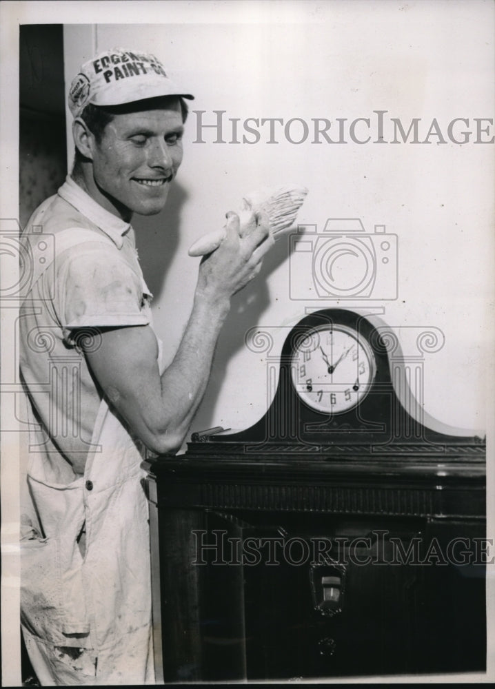 Load image into Gallery viewer, 1939 Press Photo Gust Beck a Chicago painter hovers over radio waiting on word
