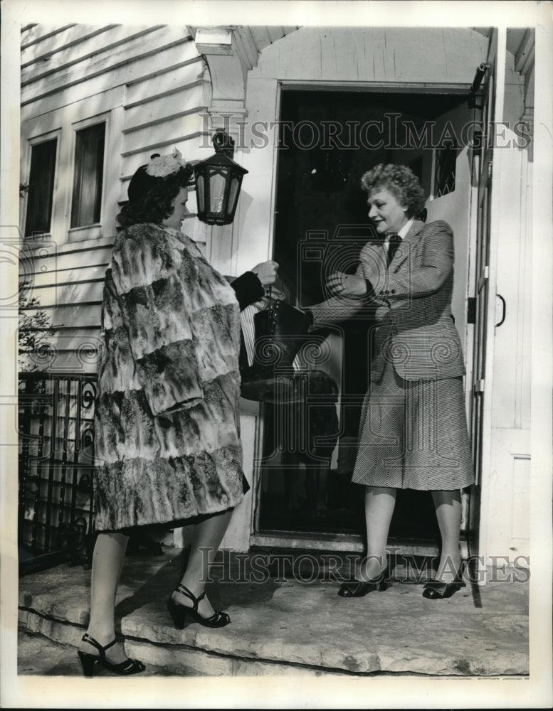 1942 Press Photo Mrs. Nelson Uses Station Wagon To Pick Up Clothes From Friends