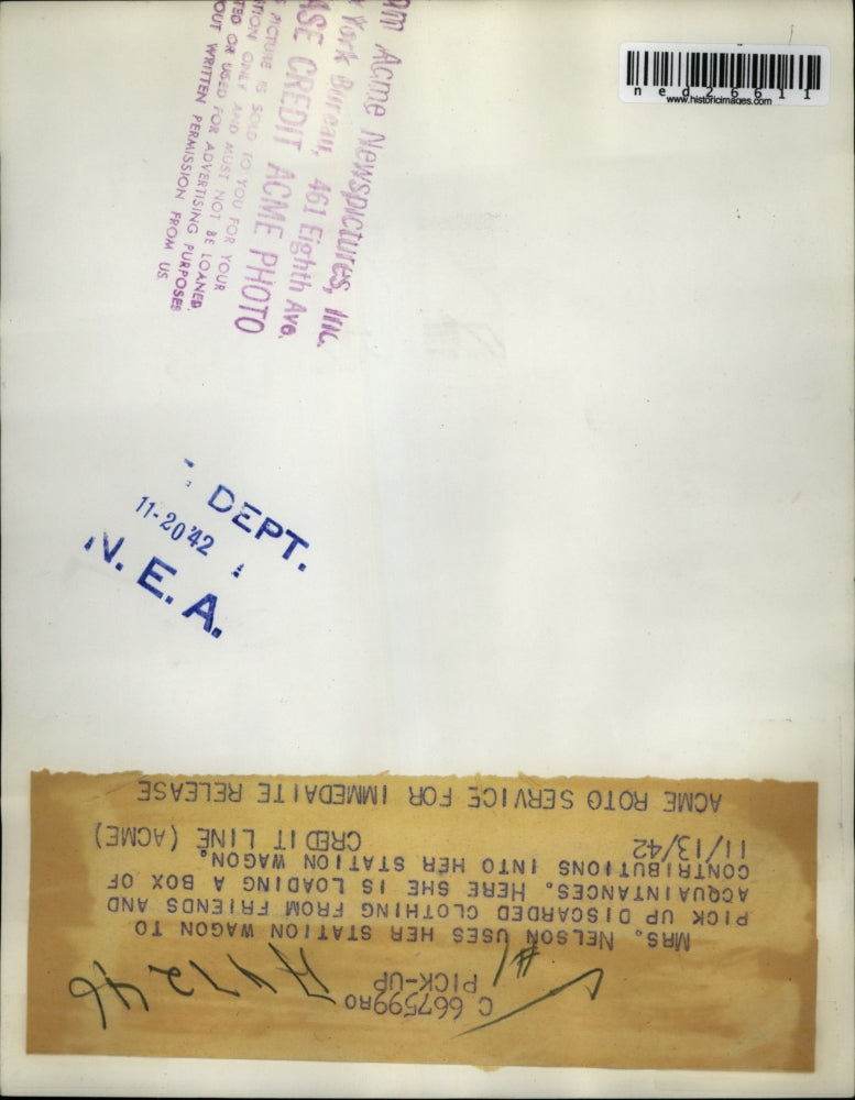 1942 Press Photo Mrs. Nelson Uses Station Wagon To Pick Up Clothes From Friends