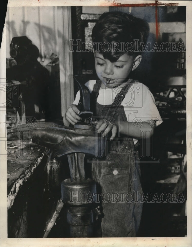 Load image into Gallery viewer, 1945 Press Photo Jerry Roger Micharet, Cleveland's Youngest Shoemaker.
