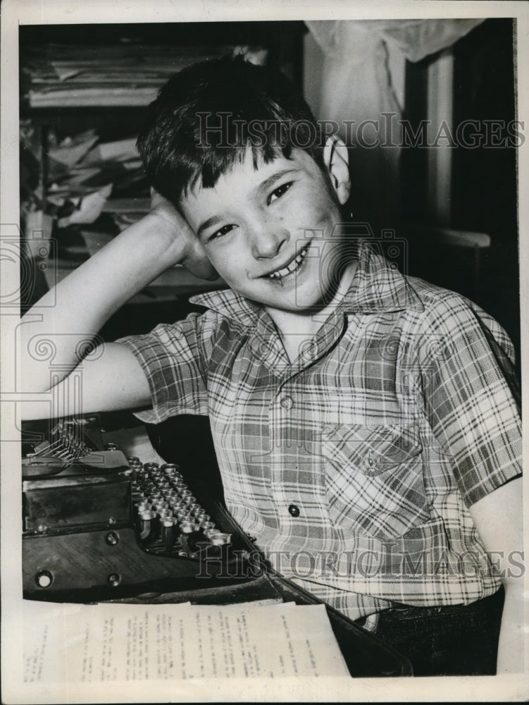 Load image into Gallery viewer, 1947 Press Photo Bobby Bergman Editor of Neighborhood News in Chicago.
