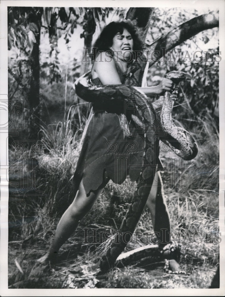 1956 Press Photo Maiyan Movie star Normadiah battles Python