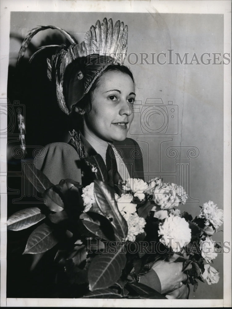 1947 Press Photo Nicole Noblet, a dressmaker, selected Queen of Unmarried Girls- Historic Images