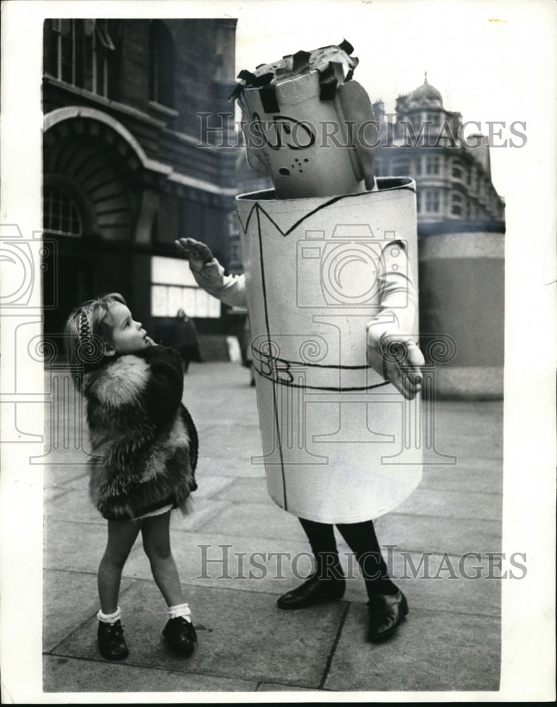 1971 Press Photo Juliette Taylor looks at Bertram Batell outside Theatre